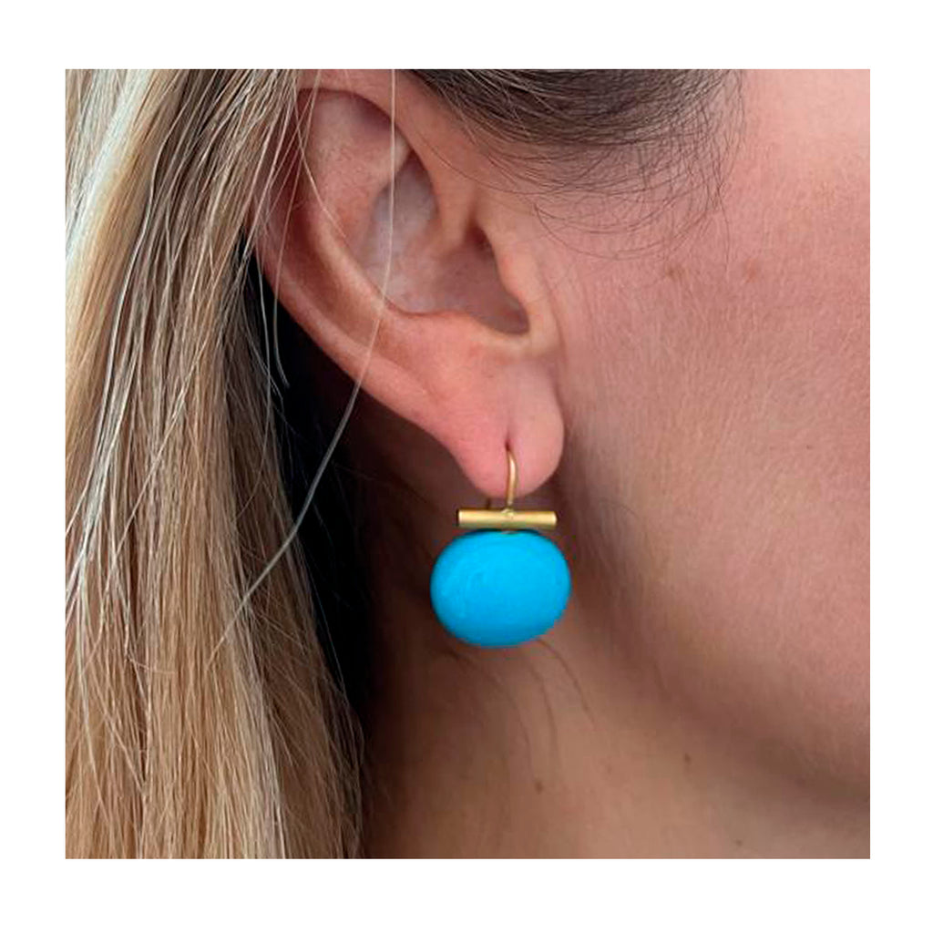 Model with Large Pebble Pearls Turquoise