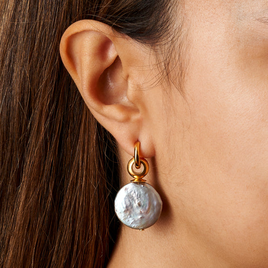 model with Lunar Pearls