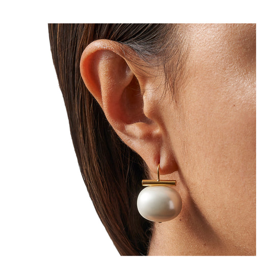 Model with Large Pebble Pearls White