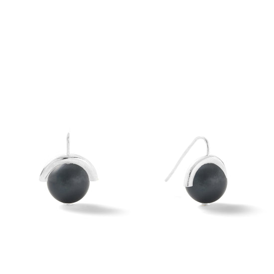 Load image into Gallery viewer, Sterling Large Pearl Sph-earring  in black
